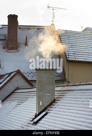 Rauch aus dem Schornstein im Winter Stadt Stockfoto