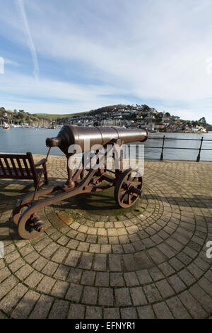 Stadt Dartmouth, England. Eine antike Kanone an der Dartmouth Promenade mit dem Fluss Dart und Kingswear im Hintergrund. Stockfoto