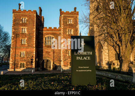 Lambeth Palace ist die offizielle Londoner Residenz des Erzbischofs von Canterbury in England, in Lambeth North. Stockfoto