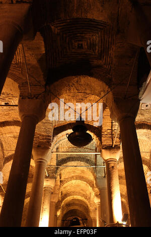 Die Zisterne des Philoxenos oder Binbirdirek Zisterne, einem künstlichen unterirdischen Reservoir in Sultanahmet, Istanbul. Stockfoto