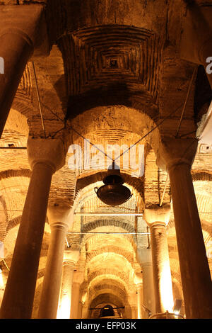 Die Zisterne des Philoxenos oder Binbirdirek Zisterne, einem künstlichen unterirdischen Reservoir in Sultanahmet, Istanbul. Stockfoto