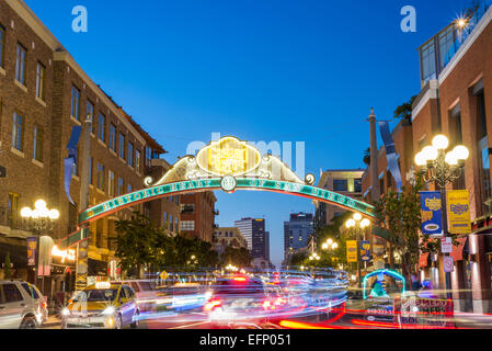 Das Gaslamp Quarter Zeichen bei Nacht beleuchtet. Auf der Suche der 5. Avenue. San Diego, Kalifornien, USA. Stockfoto