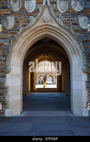 Blick durch Passagen mit Bögen an der Duke University Campus. Stockfoto