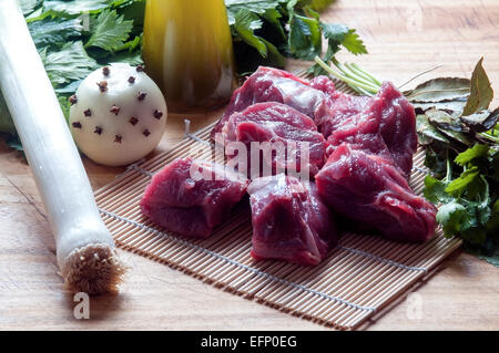 Zutaten für die Zubereitung von Fleischbrühe mit Rindfleisch und verschiedenen Gemüsen Stockfoto