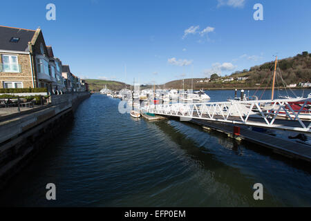 Stadt Dartmouth, England. Malerische Aussicht auf die Dartmouth Dart Marina und Yacht-Hafen auf dem River Dart. Stockfoto