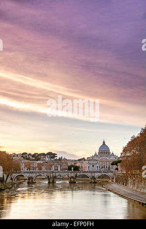 St.-Petri Dom in der Vatikanstadt, gesehen vom Fluss Tiber Stockfoto