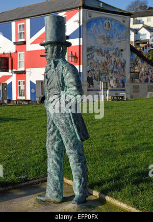 Bronzestatue von Isambard Kingdom Brunel bei Saltash, Cornwall, UK.  Die Statue befindet sich unterhalb der Eisenbahnbrücke, die er entwarf. Stockfoto