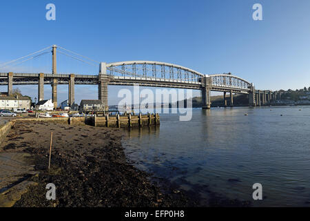 Die Royal Albert-Eisenbahnbrücke über den Fluss Tamar zwischen Cornwall und Devon.  Von Saltash, Cornwall, UK betrachtet. Stockfoto