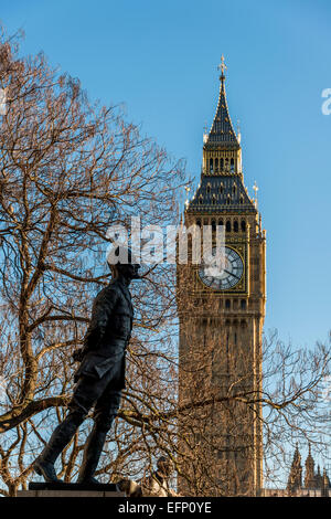 Eine Statue von Jan Smuts Premierminister von Südafrika über den Platz vor dem Parlament lehnt sich in Richtung Uhrturm Big Ben, London Stockfoto