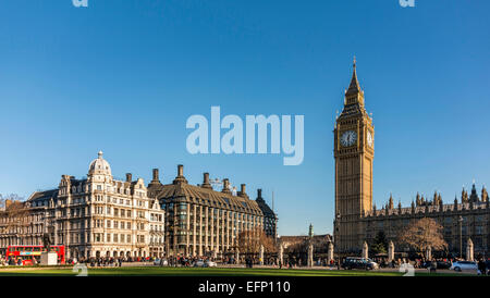 Ein Blick über Parlament Platz nehmen, in der Westminster-Palast, Big Ben und Portcullis House, London, England Stockfoto