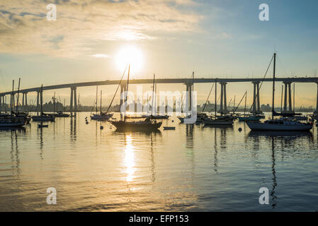 Boote im Hafen von San Diego und die Coronado Bridge. Coronado, Kalifornien, USA Stockfoto