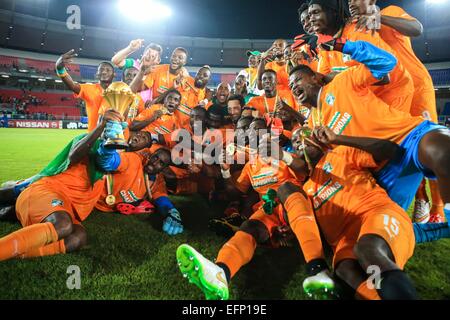 Bata, Äquatorial-Guinea. 8. Februar 2015. Spieler der Elfenbeinküste stellen für ein Gruppenfoto mit der Trophäe des Africa Cup of Nations während der Preisverleihung in Bata, Äquatorial-Guinea, 8. Februar 2015. Côte d ' Ivoire gewann den Champion nach dem Sieg gegen Ghana 9: 8 im Elfmeterschießen im Finale am Sonntag. Bildnachweis: Meng Chenguang/Xinhua/Alamy Live-Nachrichten Stockfoto