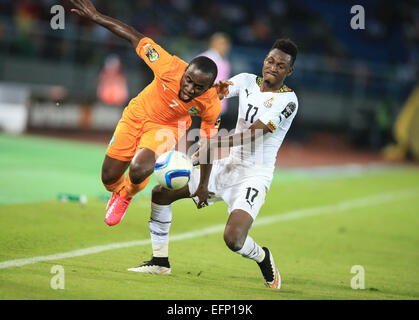 Bata, Äquatorial-Guinea. 8. Februar 2015. Abdul Rahman Baba (R) Ghana konkurriert in das Finale des Africa Cup of Nations zwischen Ghana und der Elfenbeinküste in Bata, Äquatorial-Guinea, 8. Februar 2015. Côte d ' Ivoire Ghana nach der Verlängerung von 9-8 besiegt und Strafe tritt und holte sich den Titel. Bildnachweis: Meng Chenguang/Xinhua/Alamy Live-Nachrichten Stockfoto