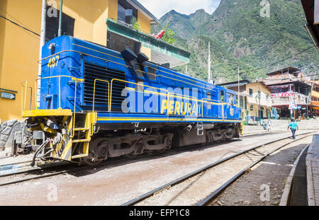 Blau und Gelb Perurail Diesellok und Eisenbahnstrecken im Zentrum von Aguas Calientes, Machu Picchu, Cusco, Peru Stockfoto