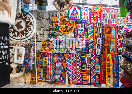 Bunte Stoffe, Textilien, Teppiche und Matten für den Verkauf auf einen Stand auf einem Markt in Aguas Calientes, in der Nähe von Machu Picchu, Cusco, Peru Stockfoto