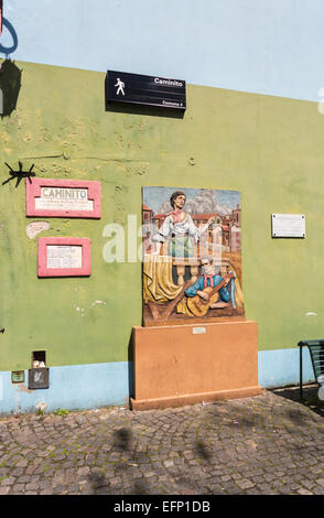 Bunte Wandgemälde "La Cancion" ("The Song") im Caminito, La Boca, Buenos Aires, Argentinien Stockfoto