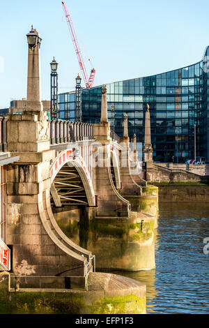 Suche entlang Lambeth Bridge aus dem nördlichen Ufer der Themse, London Stockfoto