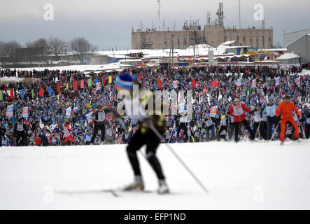 Moskau, Russland. 8. Februar 2015. Athleten kämpfen in der 33. Allrussischen Masse Ski Rennen "Loipe Russlands" in Yakhroma, 50 Kilometer nördlich von Moskau, 8. Februar 2015. Über 25.000 Menschen nahmen an dem Rennen. © Pavel Bednyakov/Xinhua/Alamy Live-Nachrichten Stockfoto