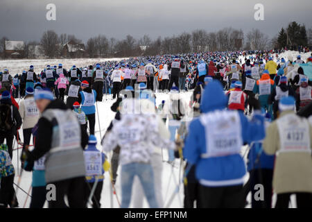 Moskau, Russland. 8. Februar 2015. Athleten kämpfen in der 33. Allrussischen Masse Ski Rennen "Loipe Russlands" in Yakhroma, 50 Kilometer nördlich von Moskau, 8. Februar 2015. Über 25.000 Menschen nahmen an dem Rennen. © Pavel Bednyakov/Xinhua/Alamy Live-Nachrichten Stockfoto