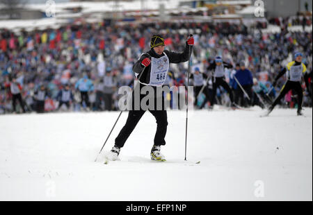 Moskau, Russland. 8. Februar 2015. Athleten kämpfen in der 33. Allrussischen Masse Ski Rennen "Loipe Russlands" in Yakhroma, 50 Kilometer nördlich von Moskau, 8. Februar 2015. Über 25.000 Menschen nahmen an dem Rennen. © Pavel Bednyakov/Xinhua/Alamy Live-Nachrichten Stockfoto