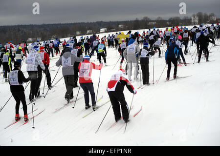 Moskau, Russland. 8. Februar 2015. Athleten kämpfen in der 33. Allrussischen Masse Ski Rennen "Loipe Russlands" in Yakhroma, 50 Kilometer nördlich von Moskau, 8. Februar 2015. Über 25.000 Menschen nahmen an dem Rennen. © Pavel Bednyakov/Xinhua/Alamy Live-Nachrichten Stockfoto