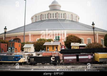 BALTIMORE, Maryland – eine Modelleisenbahn im Außenbereich befindet sich außerhalb des charakteristischen historischen Rundhauses des B&O Railroad Museum in Baltimore. Das B&O Railroad Museum im Stadtteil Mount Clare von Baltimore, Maryland, beherbergt die größte Sammlung von Lokomotiven aus dem 19. Jahrhundert in den Vereinigten Staaten. Stockfoto