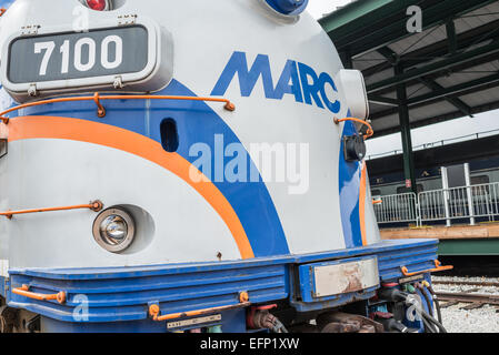 BALTIMORE, Maryland – Ein moderner MARC-Zug im B&O Railroad Museum. Das B&O Railroad Museum in Mount Clare in Baltimore, Maryland, verfügt über die größte Sammlung von Lokomotiven aus dem 19. Jahrhundert in den Vereinigten Staaten. Stockfoto