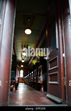 BALTIMORE, Maryland – das Innere eines Personenzuges im B&O Railroad Museum. Das B&O Railroad Museum in Mount Clare in Baltimore, Maryland, verfügt über die größte Sammlung von Lokomotiven aus dem 19. Jahrhundert in den Vereinigten Staaten. Stockfoto