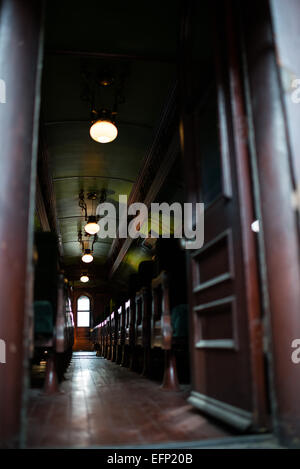 BALTIMORE, Maryland – das Innere eines Personenzuges im B&O Railroad Museum. Das B&O Railroad Museum in Mount Clare in Baltimore, Maryland, verfügt über die größte Sammlung von Lokomotiven aus dem 19. Jahrhundert in den Vereinigten Staaten. Stockfoto