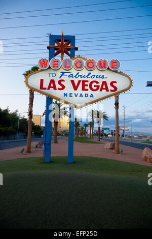 Die "Welcome to Fabulous Las Vegas" Leuchtreklame mit einem himmelblauen Hintergrund Stockfoto