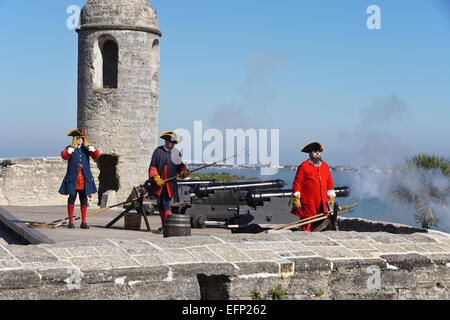 Kanone abfeuern am Castillo de San Marcos, erbauten Spanisch Festung in St. Augustine, Florida. Stockfoto