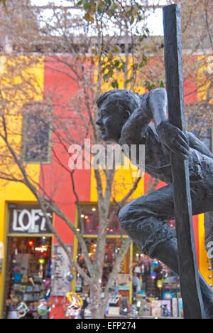 Bronzeskulptur von barfuß junge Stelzenläufer Walker auf Bürgersteig auf Broadway Street in der Innenstadt von Asheville, North Carolina. Stockfoto