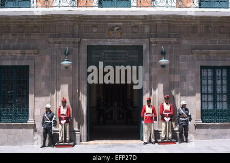 Wächter am Eingang des Palast der Regierung oder der Präsidentenpalast in La Paz, Bolivien Stockfoto