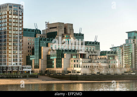 Das SIS-Gebäude ist Heimat von MI6 der britischen Secret Intelligence Service (SIS) in Vauxhall Cross, 85 Albert Embankment Stockfoto