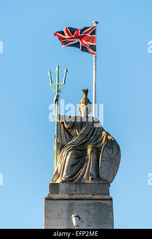 Der Union Jack-Flagge des Vereinigten Königreichs fliegt hinter einer Statue von Britannia befindet sich auf dem Dach der Tate Britain. Stockfoto