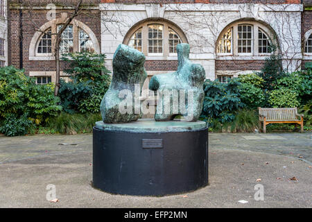 Zwei Stück Reclining Figure 1 von Henry Moore an der University of the Arts, London, Chelsea Stockfoto