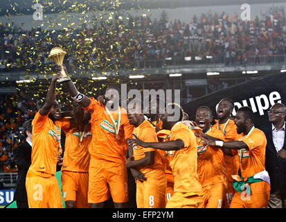 Bata, Äquatorial-Guinea. 8. Februar 2015. Yaya Gnegneri Toure (4 L) der Cote d ' Ivoire hält die Trophäe des Africa Cup of Nations während der Preisverleihung in Bata, Äquatorial-Guinea, 8. Februar 2015. Côte d ' Ivoire gewann den Champion nach dem Sieg gegen Ghana 9: 8 im Elfmeterschießen im Finale am Sonntag. Bildnachweis: Li Jing/Xinhua/Alamy Live-Nachrichten Stockfoto