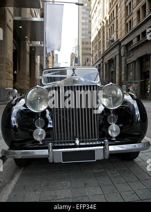 Klassische schwarze Rolls-Royce mit dem berühmten Flying Lady Emblem Maskottchen Stockfoto