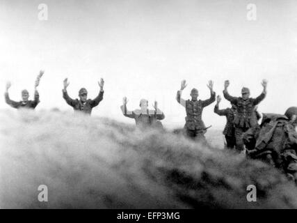 Deutsche Soldaten legen Sie ihre Hände in der Luft wie sie Alliierten Truppen in der Schlacht von Normandie 9. Juni 1944 im Bereich Taret Ravenoville, Frankreich hinzugeben. Stockfoto