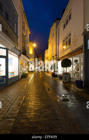 Stadt Dartmouth, England. Malerische Nachtansicht von Kunst und Einzelverkäufe Geschäfte in Dartmouth Foss Street. Stockfoto