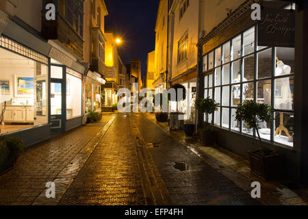 Stadt Dartmouth, England. Malerische Nachtansicht von Kunst und Einzelverkäufe Geschäfte in Dartmouth Foss Street. Stockfoto