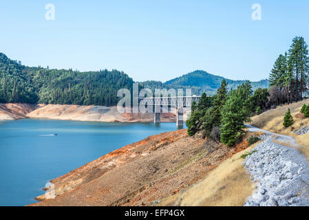 Lake Shasta und der Pit River Bridge (VFW Memorial Bridge). Shasta County, California, Vereinigte Staaten von Amerika. Stockfoto