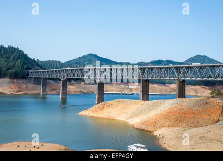 Lake Shasta und der Pit River Bridge (VFW Memorial Bridge). Shasta County, California, Vereinigte Staaten von Amerika. Stockfoto