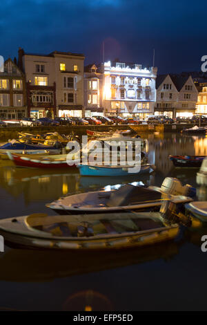 Stadt Dartmouth, England. Malerische Abend Blick auf Fischerei und Freizeitboote festgemacht an der Klasse II aufgeführten Boot schwimmen. Stockfoto