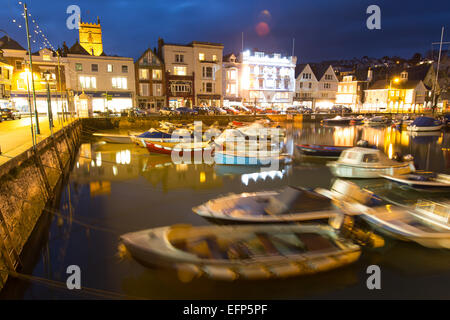 Stadt Dartmouth, England. Malerische Abend Blick auf Fischerei und Freizeitboote festgemacht an der Klasse II aufgeführten Boot schwimmen. Stockfoto