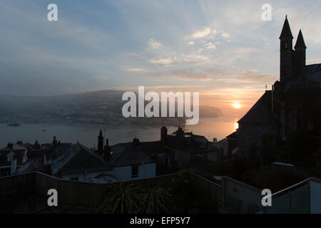 Stadt Dartmouth, England. Malerische Morgen auf der Dachterrasse Blick auf Kingswear und Dartmouth und River Dart. Stockfoto