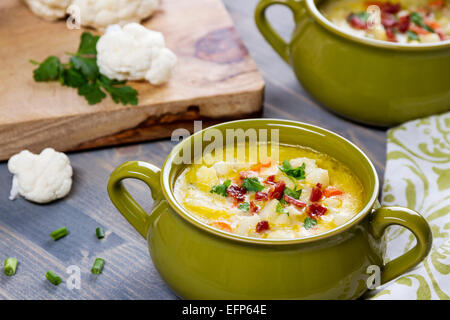 Blumenkohl-Eintopf-Rezept im Suppenteller serviert Stockfoto