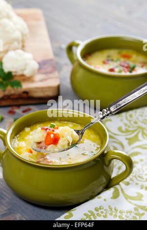 Blumenkohl-Eintopf-Rezept im Suppenteller serviert Stockfoto