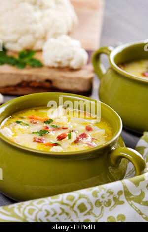 Blumenkohl-Eintopf-Rezept im Suppenteller serviert Stockfoto