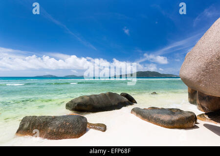 Anse Grosse Roche in La Digue, Seychellen mit klarem Wasser und Granit Felsen Stockfoto